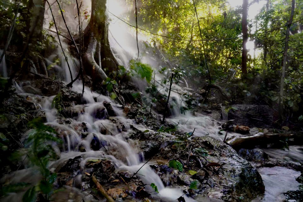 巴卡小寨幽河谷